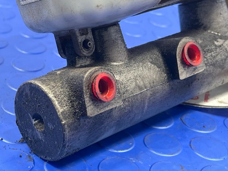 2003 Chevrolet Silverado 2500 Master Cylinder