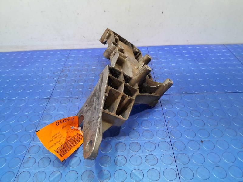 2000 Volvo S80 A/C Compressor Bracket