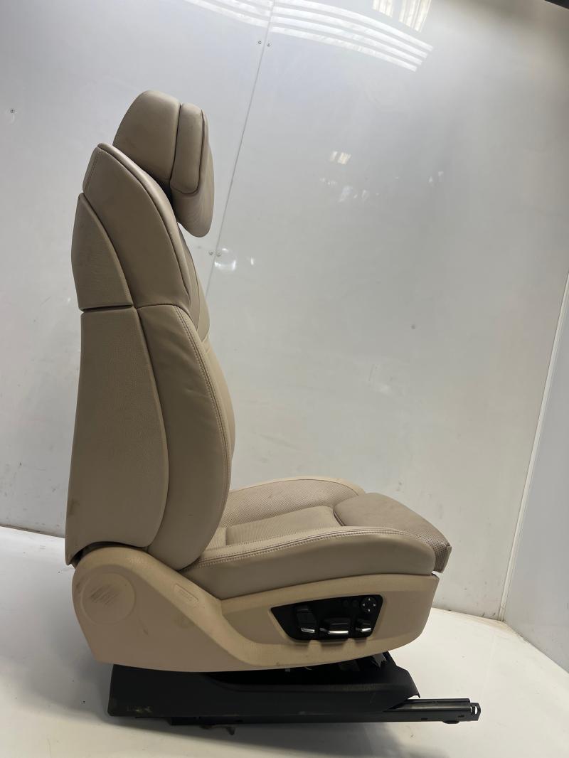 2011 BMW 750i Front Seat