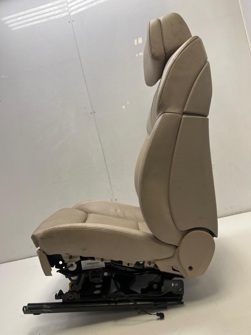 2011 BMW 750i Front Seat