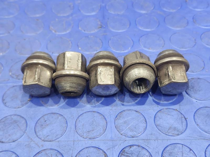 2014 Dodge Challenger Lug Nuts