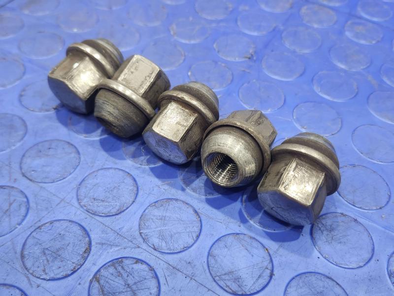2014 Dodge Challenger Lug Nuts