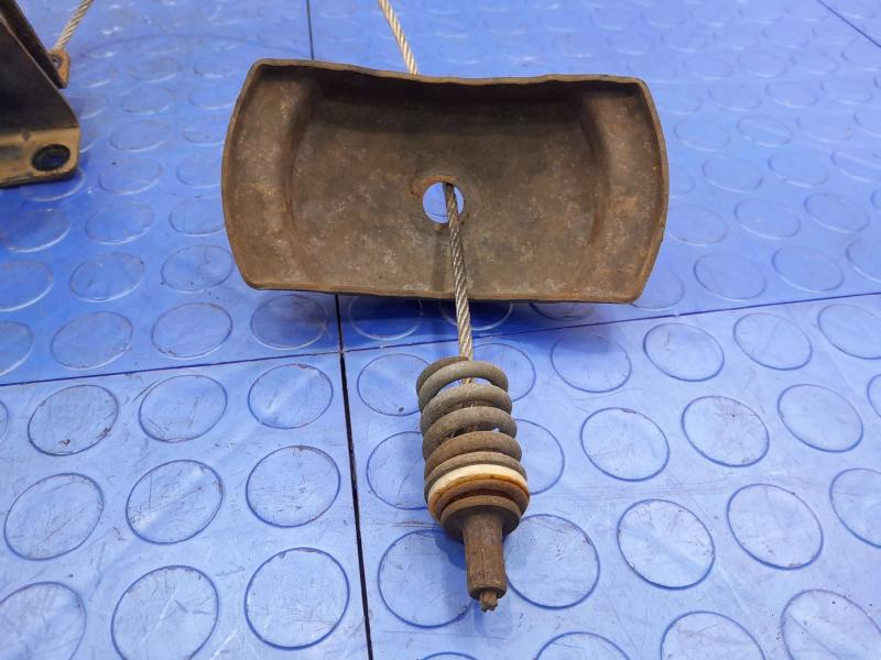 2000-2006 Toyota Tundra Spare Tire Hanger Carrier Assembly OEM 519000C060