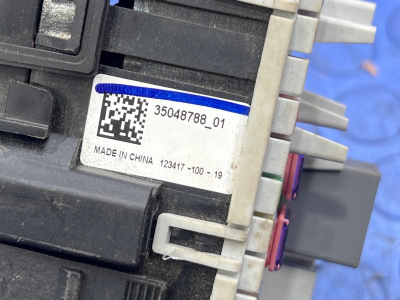 2018-2020 GMC Terrain Power Distribution Fuse Block Genuine OEM 35048788