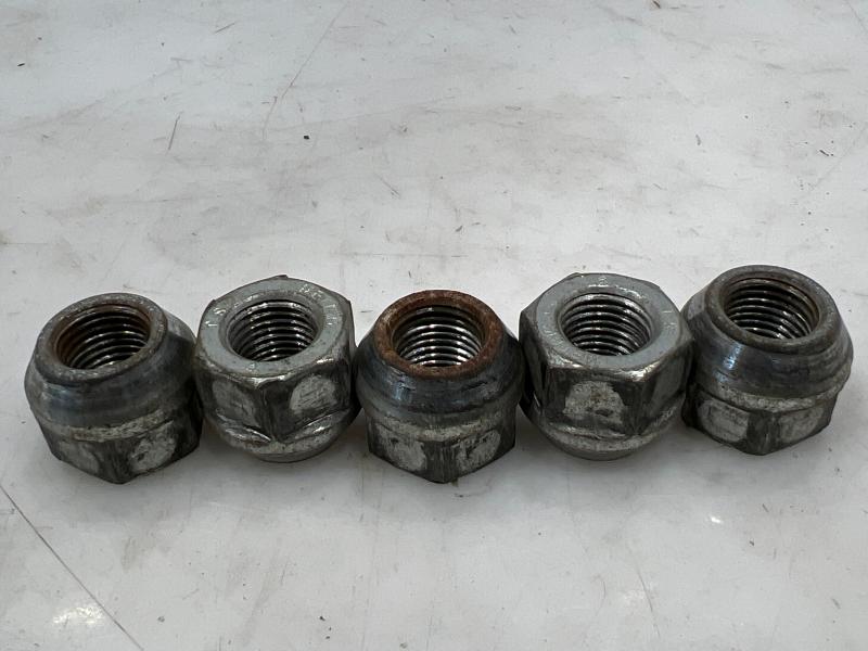 2010 GMC Terrain Lug Nuts