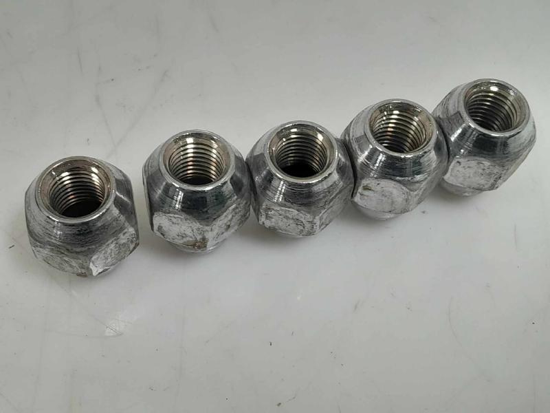 2018 Hyundai Elantra Lug Nuts