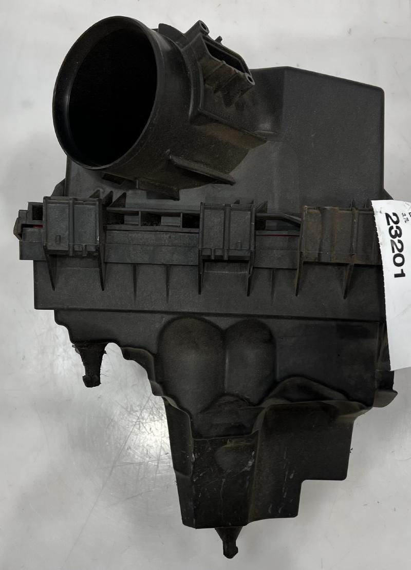 2013 - 2016 Lincoln MKZ Air Cleaner Box Assembly OEM DP5Z9A600C DP5Z9661C