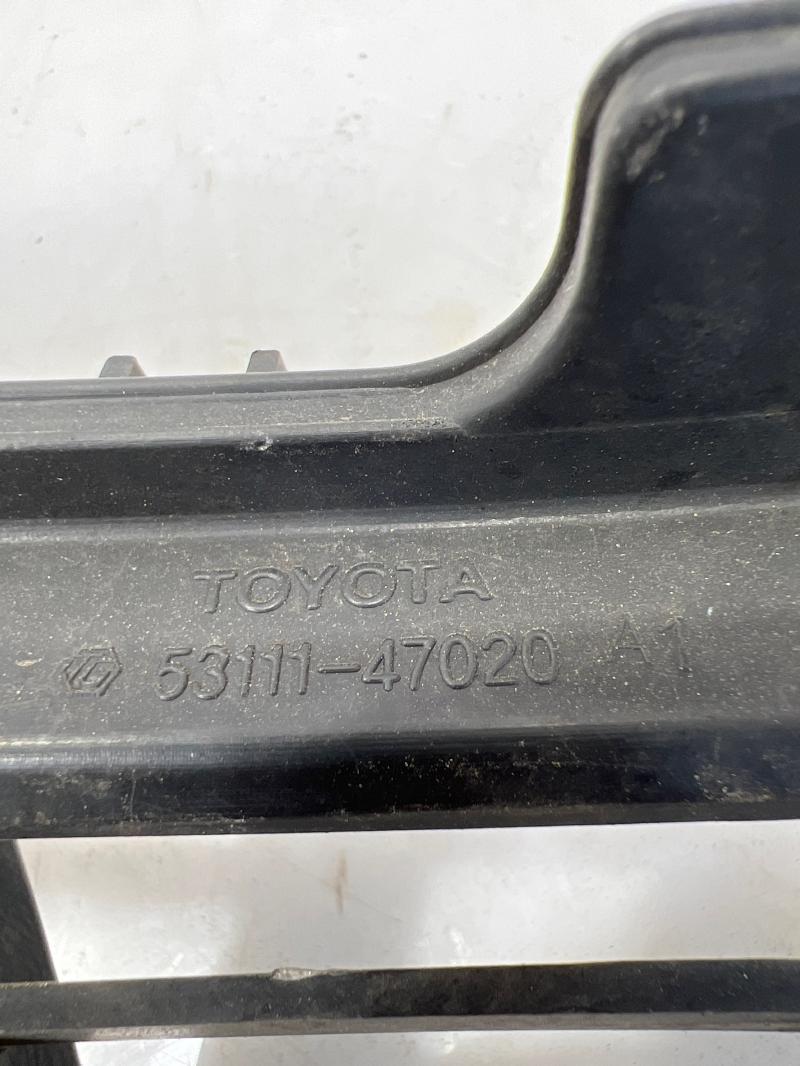 2010 Toyota Prius Upper Radiator Grille Assembly OEM 5311147020
