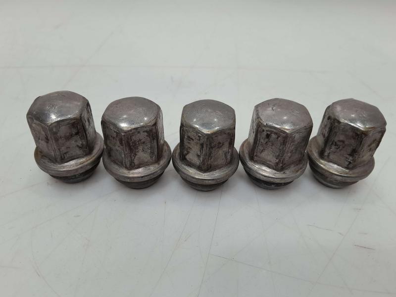 2011 Jeep Grand Cherokee Lug Nuts