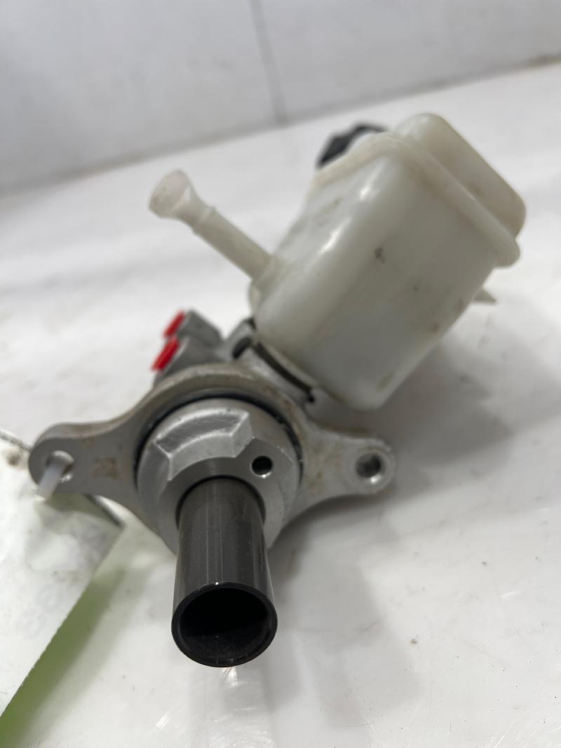 2012 - 2017 Hyundai Veloster Brake Master Cylinder Assembly OEM 585102V200