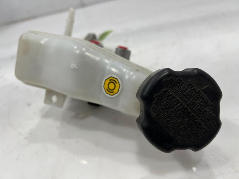 2012 - 2017 Hyundai Veloster Brake Master Cylinder Assembly OEM 585102V200