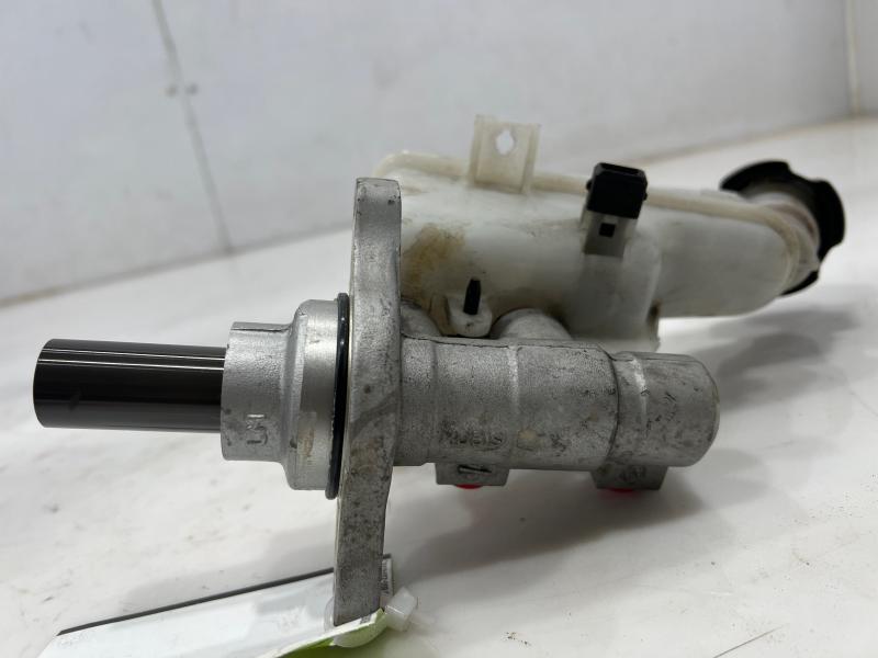 2012 - 2017 Hyundai Veloster Brake Master Cylinder Assembly OEM 585102V200