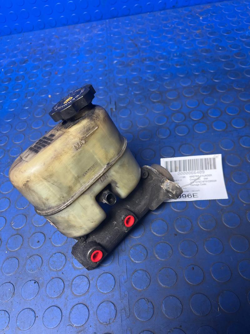 1999 - 2002 Chevy Silverado GMC Sierra 1500 Brake Master Cylinder w/ Vacuum Brakes ONLY OEM 19209249