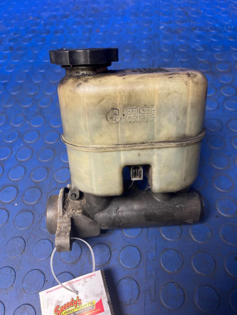 1999 - 2002 Chevy Silverado GMC Sierra 1500 Brake Master Cylinder w/ Vacuum Brakes ONLY OEM 19209249