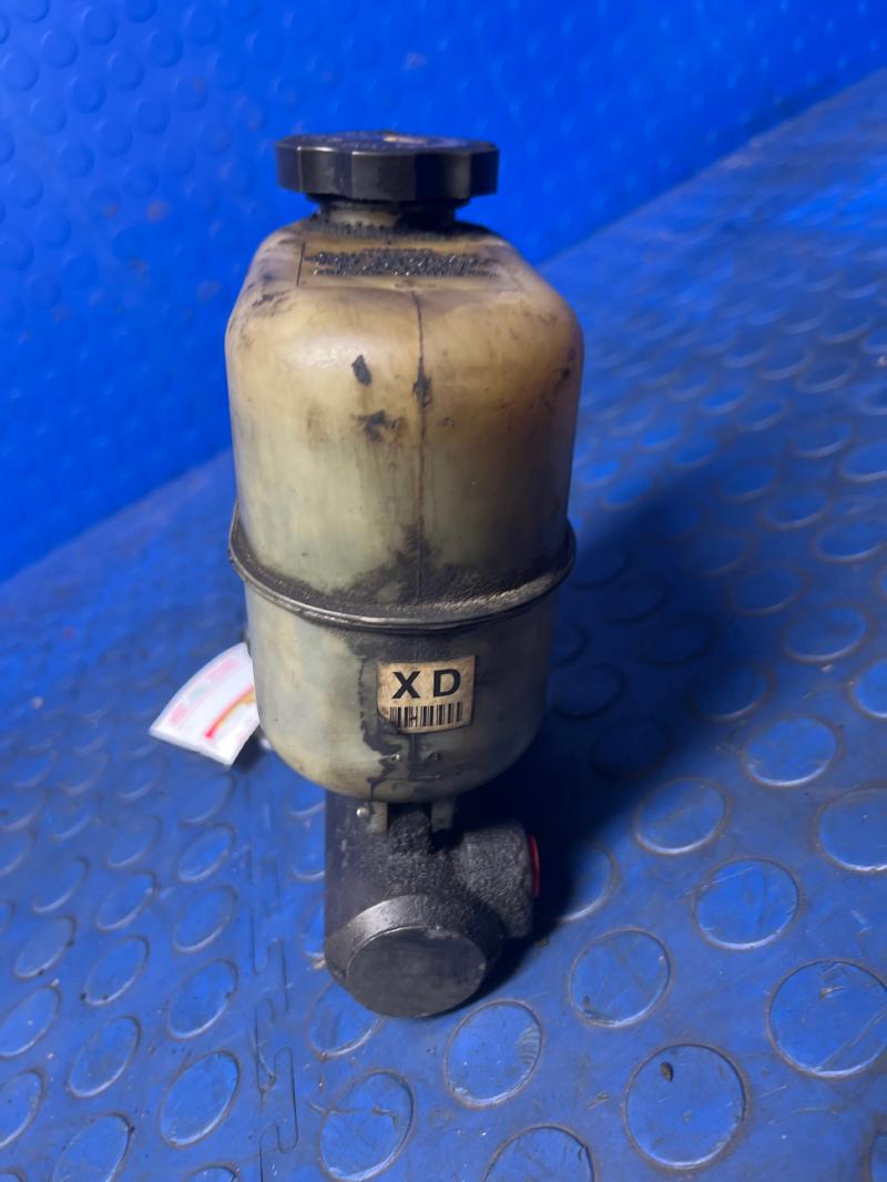 1999 - 2002 Chevy Silverado GMC Sierra 1500 Brake Master Cylinder w/ Vacuum Brakes ONLY OEM 19209249