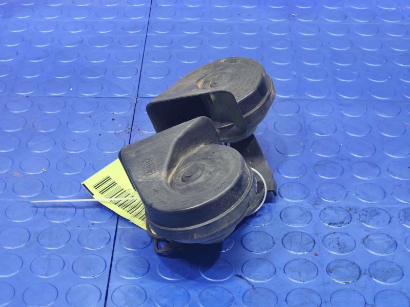 2003-2004 Lincoln Towncar Dual Note Horn Assembly Genuine OEM 3W1Z13832AA