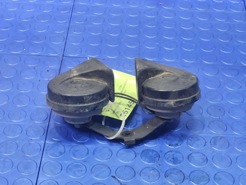 2003-2004 Lincoln Towncar Dual Note Horn Assembly Genuine OEM 3W1Z13832AA