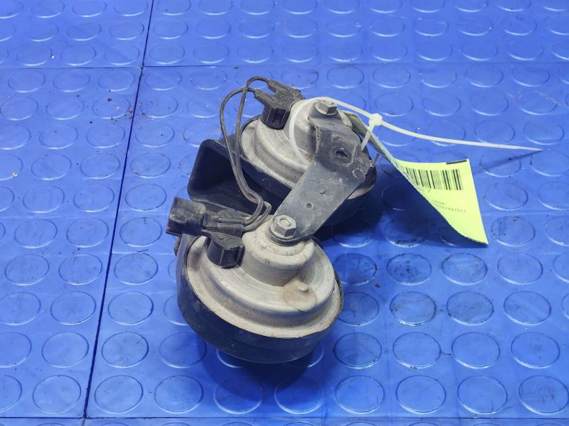 2003-2004 Lincoln Towncar Dual Note Horn Assembly Genuine OEM 3W1Z13832AA
