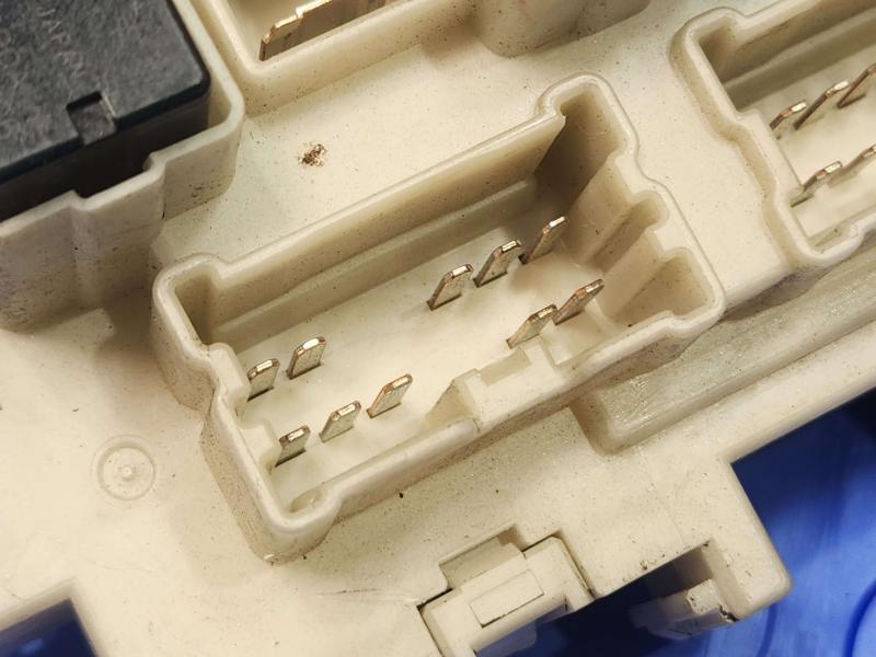 2013 Infiniti FX35 Cabin Fuse Box