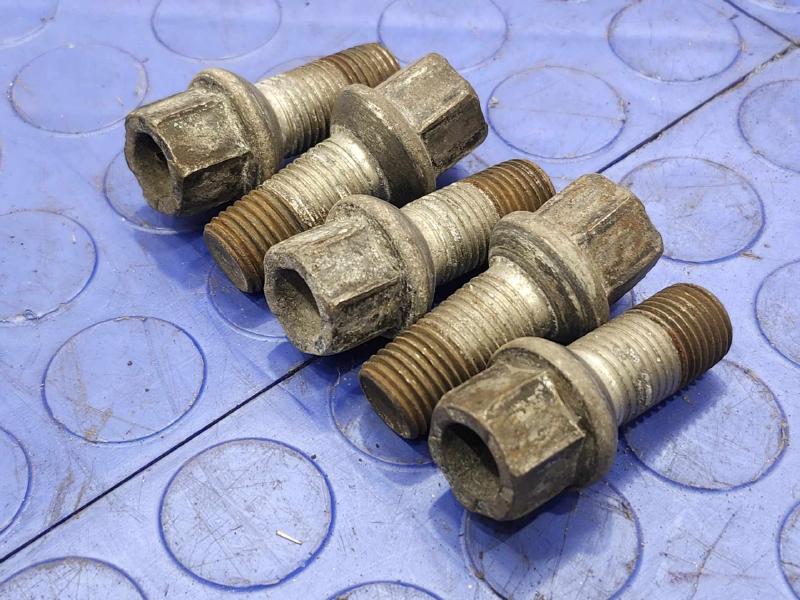 2013 Volkswagen Jetta Lug Nuts