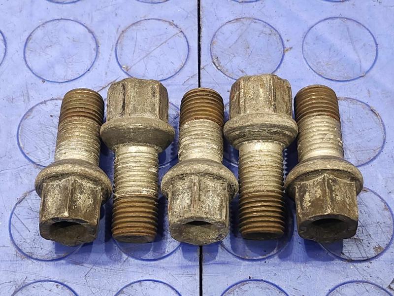 2013 Volkswagen Jetta Lug Nuts