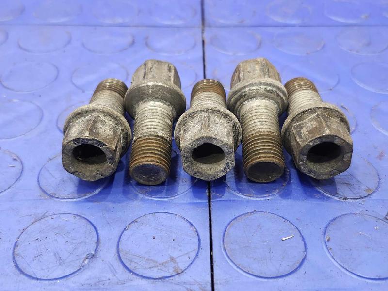 2013 Volkswagen Jetta Lug Nuts
