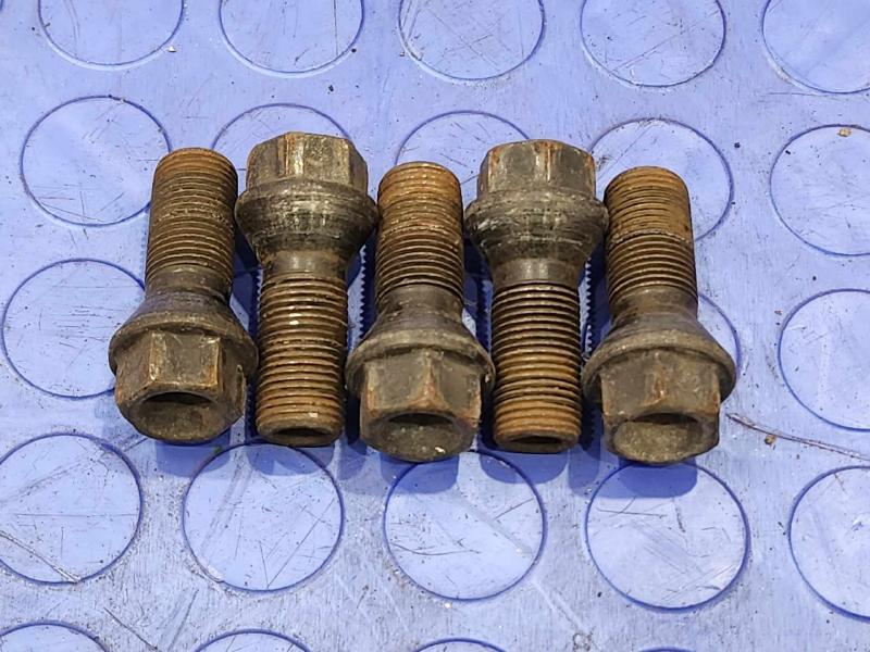 2014 MINI Cooper Countryman Lug Nuts