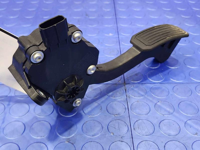 2012-2017 Toyota Prius V Prius Accelerator Pedal Assembly Genuine OEM 7811012050
