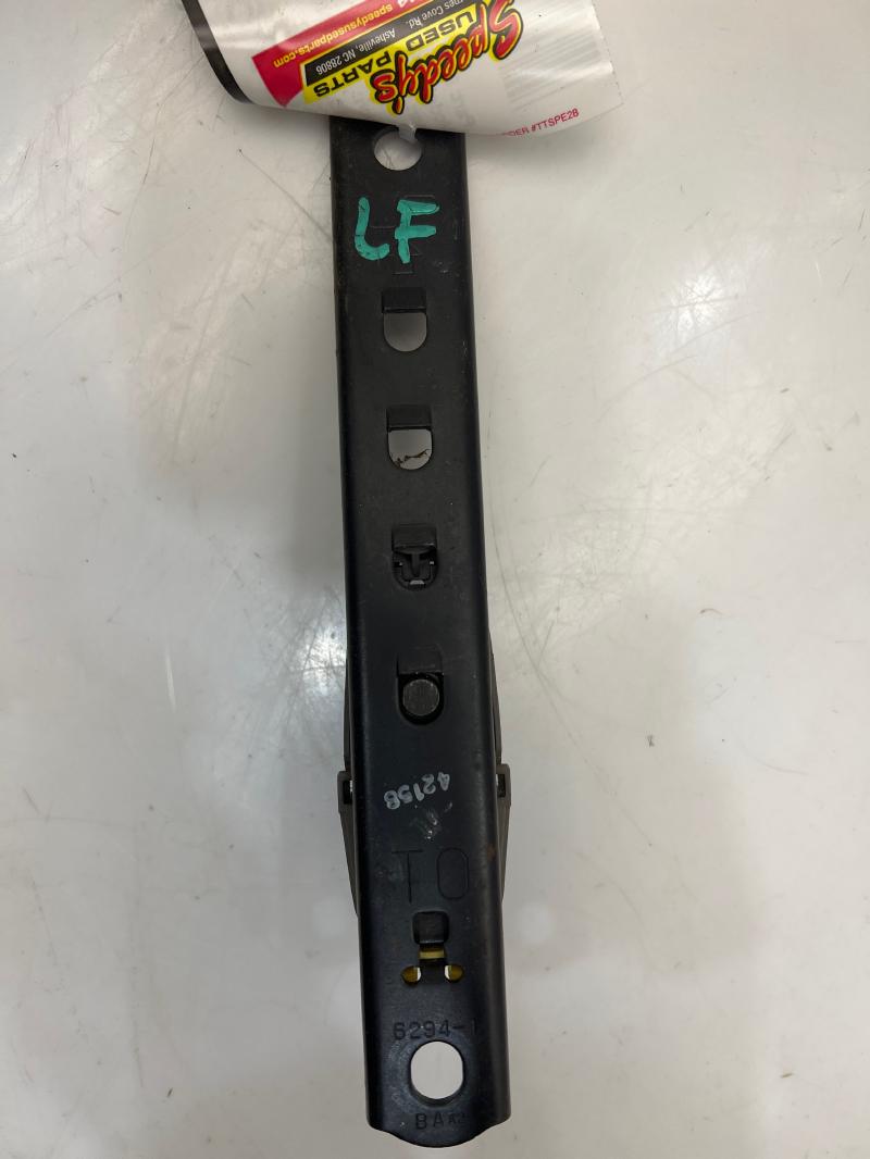 2000 2001 Nissan Xterra Front Seat Belt Height Adjuster Left or Right OEM 878247Z001