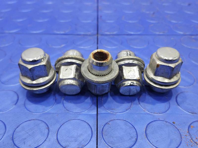 2016 Toyota Prius Lug Nuts