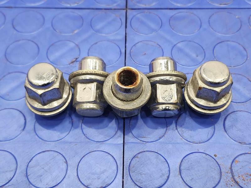 2016 Toyota Prius Lug Nuts