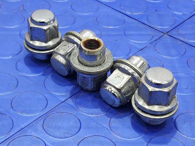2016 Toyota Prius Lug Nuts