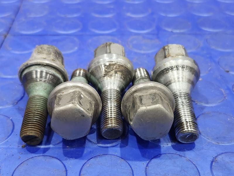 2017 Chrysler 200 Lug Nuts