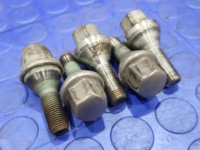 2017 Chrysler 200 Lug Nuts
