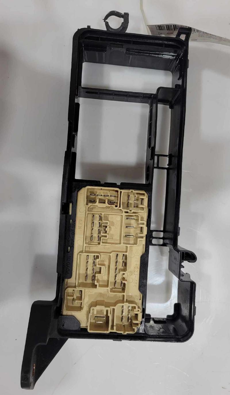 2001 - 2003 Toyota Highlander Engine Fuse Box Relay Junction Block OEM 8272048020