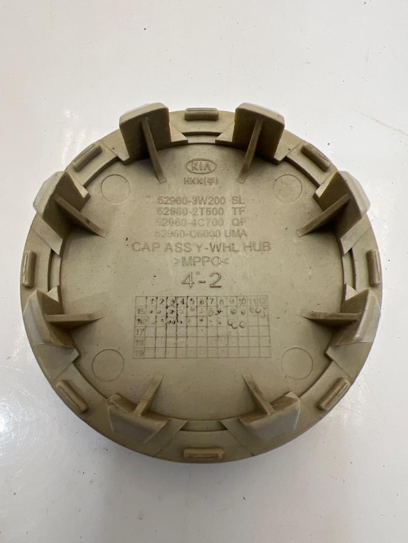 2014 - 2018 Kia Sorento Alloy Wheel Center Cap fits 18" 19" OEM 529604C700