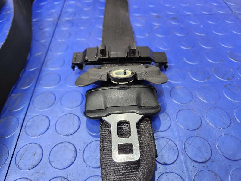 2015 Chrysler 200 Front Seat Belt