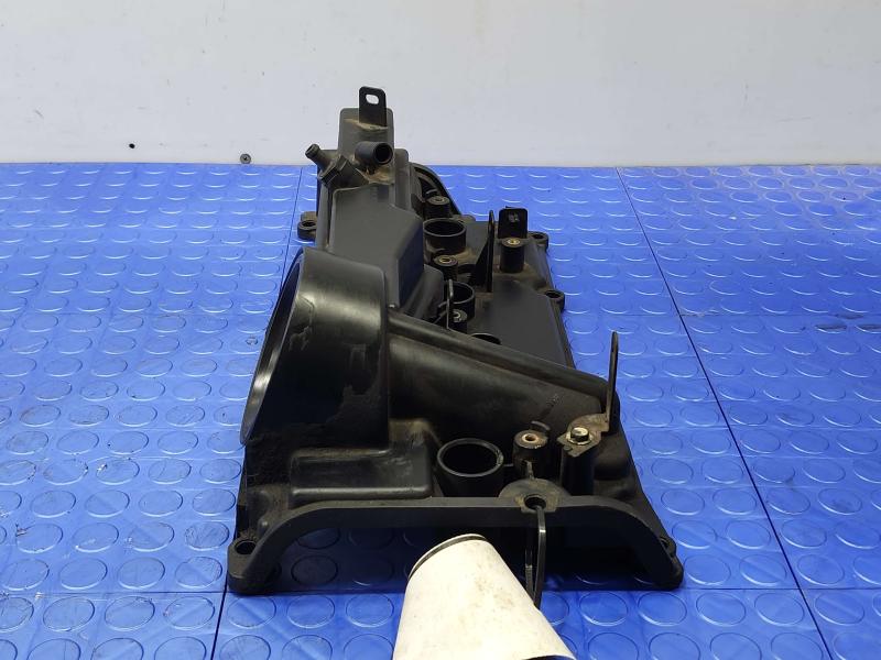 2011 Infiniti QX56 Valve Cover