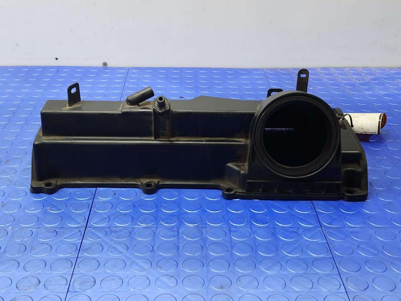 2011 Infiniti QX56 Valve Cover