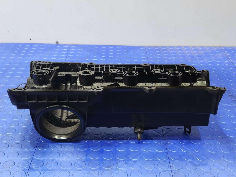 2011 Infiniti QX56 Valve Cover