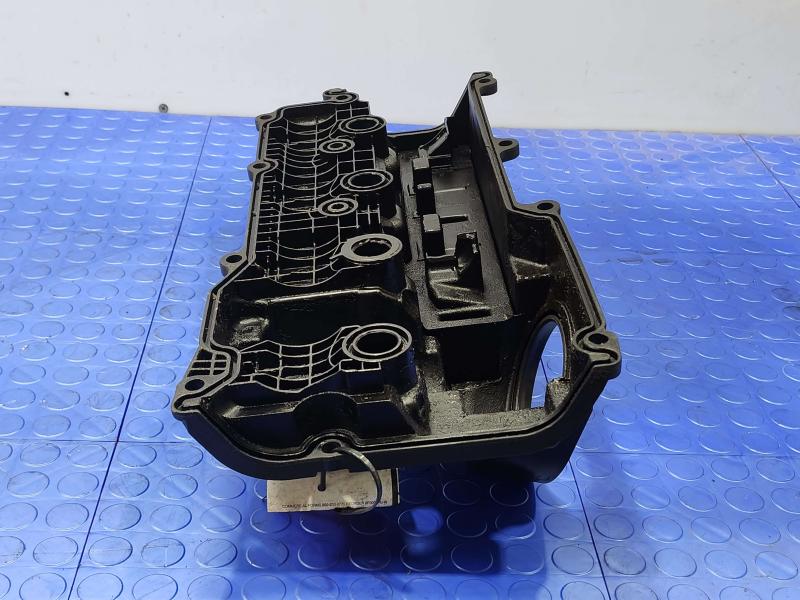 2011 Infiniti QX56 Valve Cover