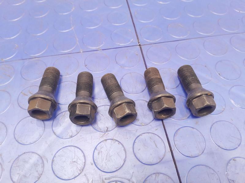 2018 BMW 740I Lug Nuts