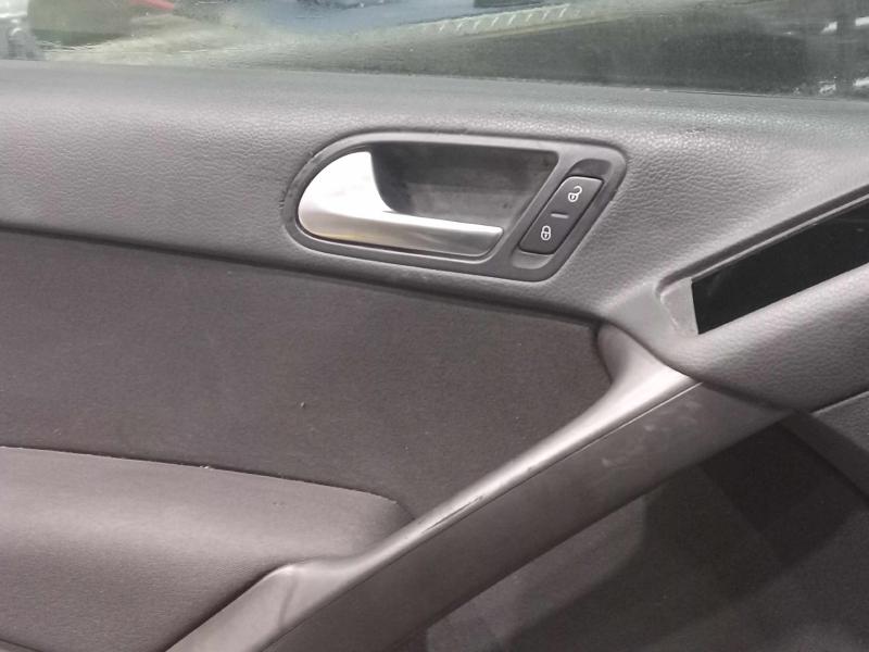 2009 Volkswagen Tiguan Front Door Trim Panel