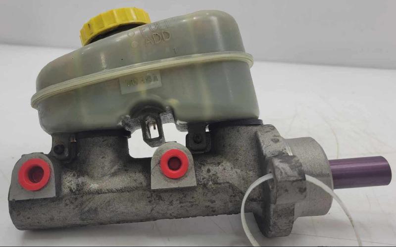 1995 - 2001 Jeep Cherokee Brake Master Cylinder Assembly OEM 04761941