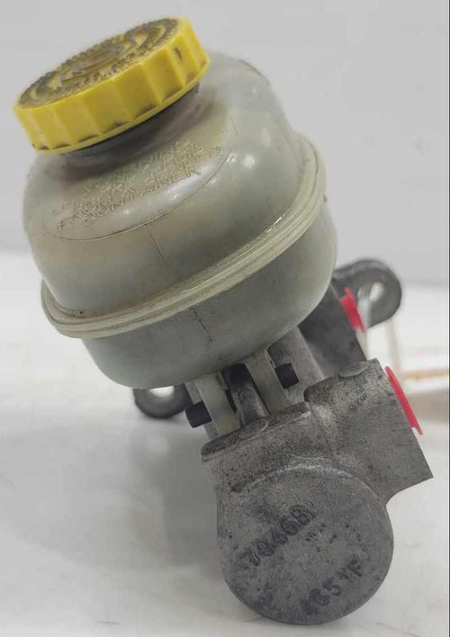 1995 - 2001 Jeep Cherokee Brake Master Cylinder Assembly OEM 04761941