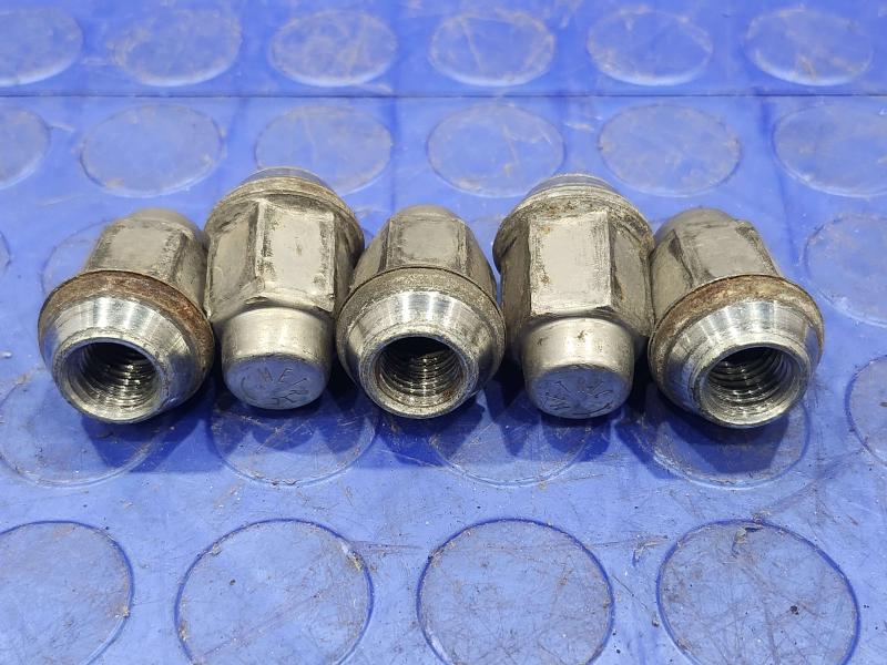 2009 Chevrolet Malibu Lug Nuts