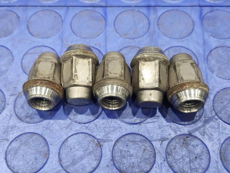 2009 Chevrolet Malibu Lug Nuts