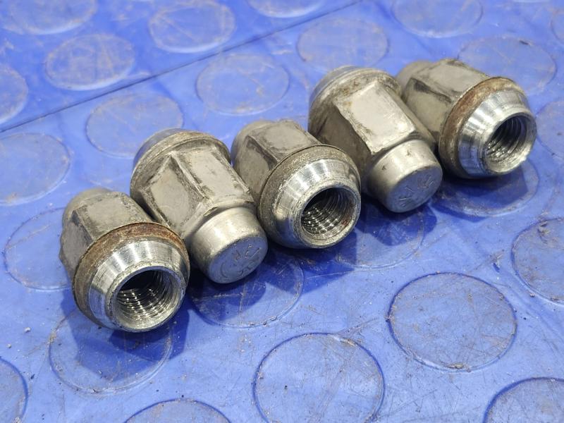 2009 Chevrolet Malibu Lug Nuts