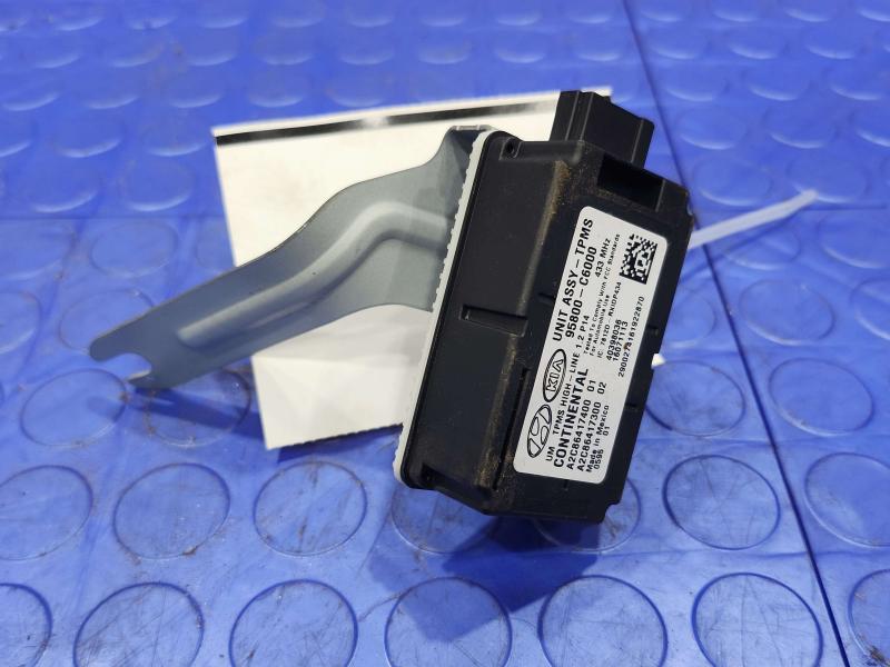 2016-2018 Kia Sorento TPMS Tire Pressure Control Module Genuine OEM 95800C6000