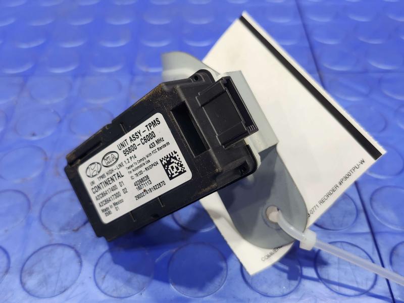 2016-2018 Kia Sorento TPMS Tire Pressure Control Module Genuine OEM 95800C6000
